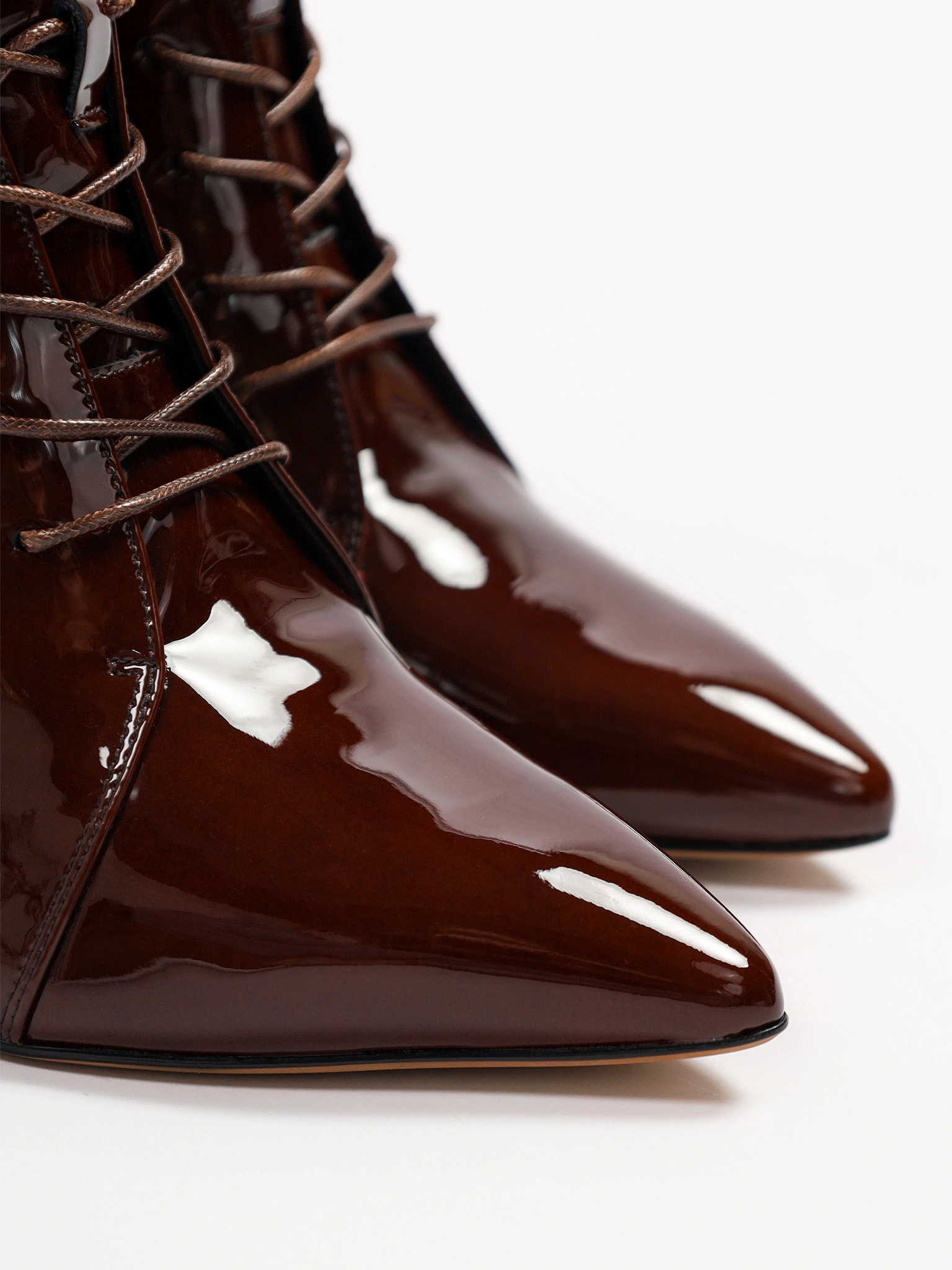 Ботильоны лакированные бордового цвета со шнуровкой на высоком каблуке